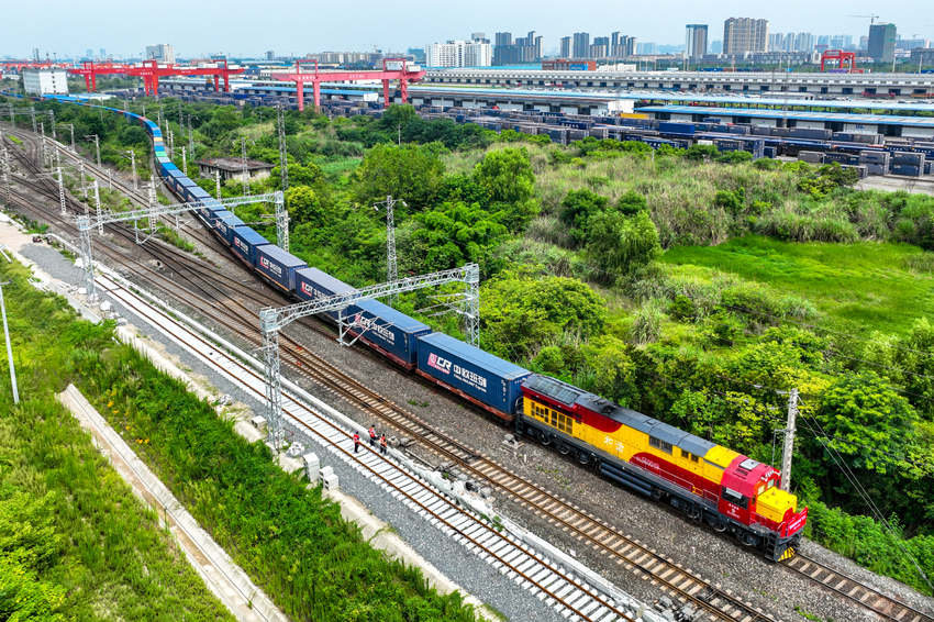 中欧班列(成渝)驶出成都国际铁路港。青白江区委宣传部供图